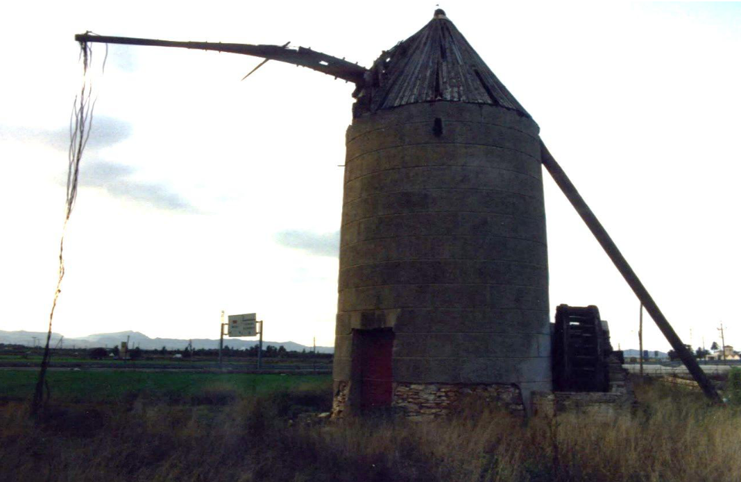 Molino con base de piedra caliza